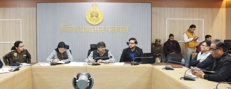 पलवल में समाधान शिविर समीक्षा बैठक में अधिकारी निर्देश प्राप्त करते हुए