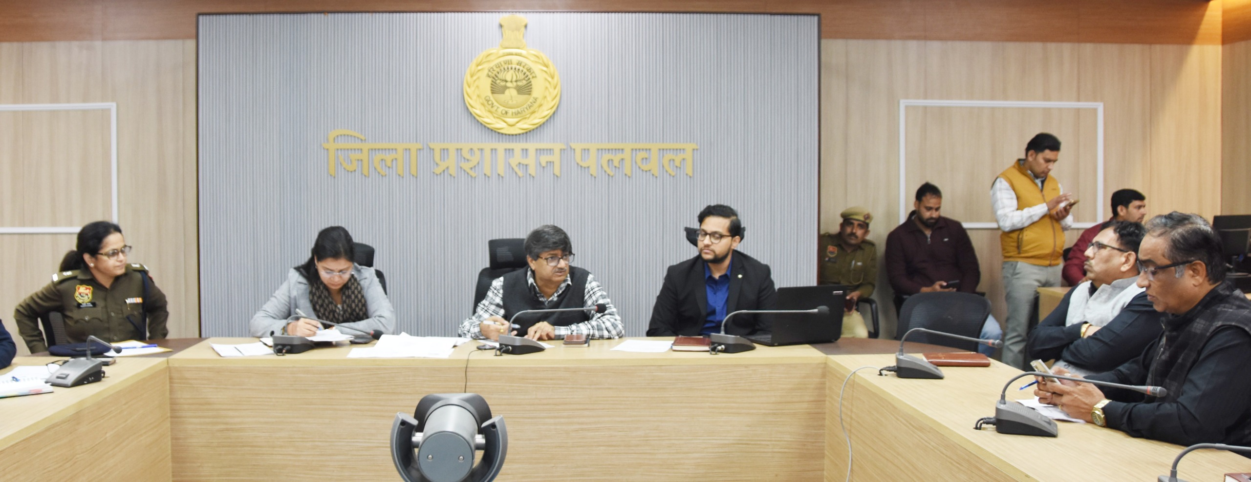 पलवल में समाधान शिविर समीक्षा बैठक में अधिकारी निर्देश प्राप्त करते हुए