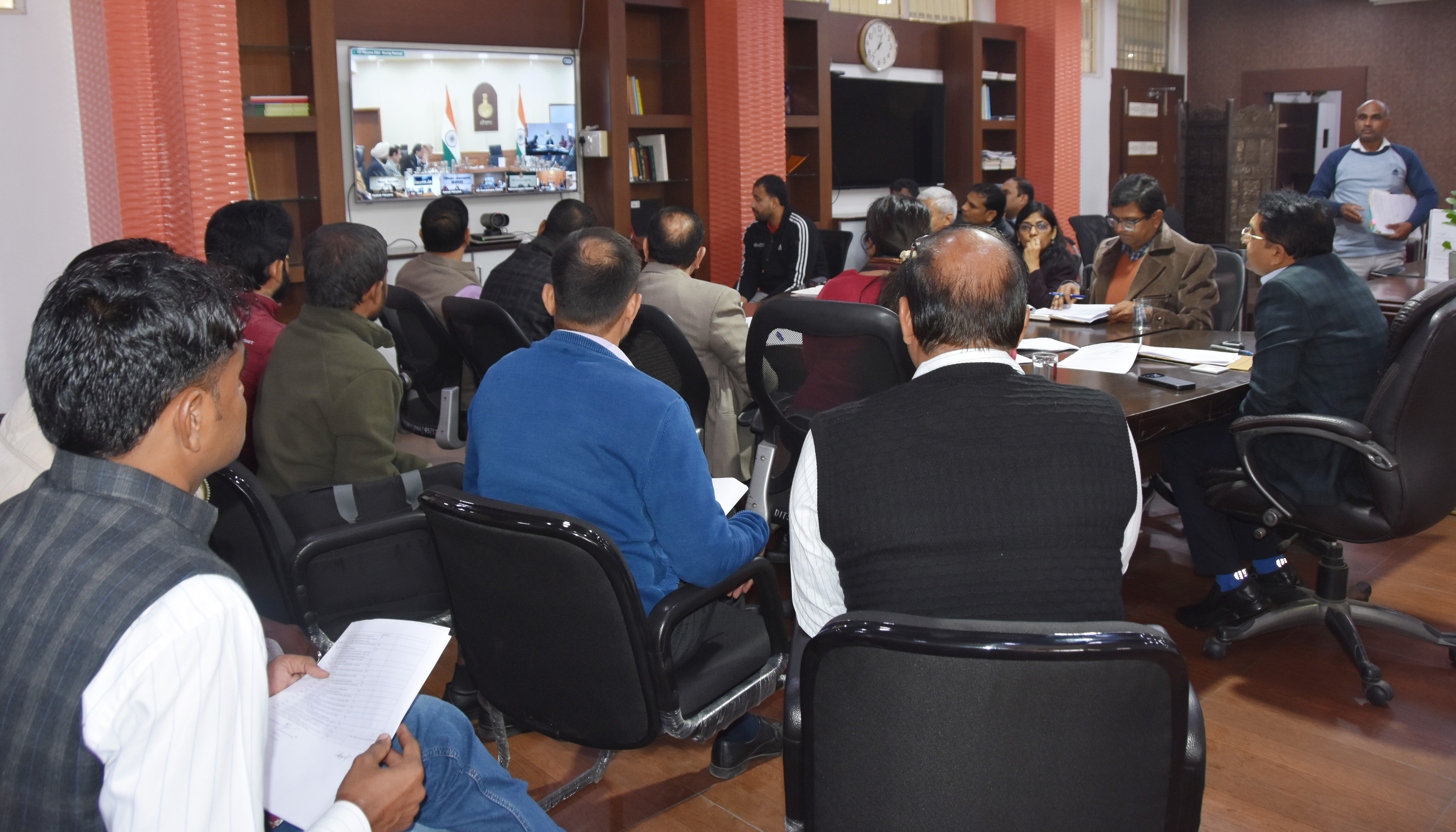 पलवल में आवारा कुत्तों को पकड़कर शेल्टर होम में भेजते कर्मचारी