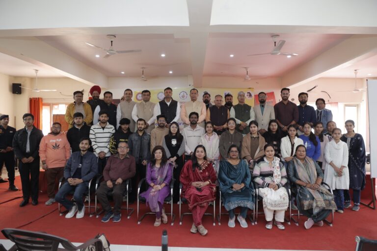 सोनीपत डिजिटल कार्यशाला में पारंपरिक कारीगर प्रशिक्षण ले रहे हैं