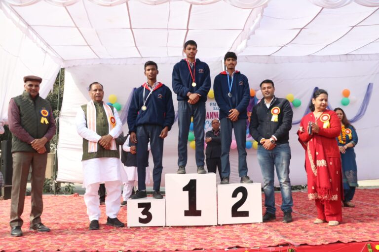 बडौली विद्यालय वार्षिक उत्सव में भाजपा प्रदेशाध्यक्ष बच्चों को प्रोत्साहित करते हुए