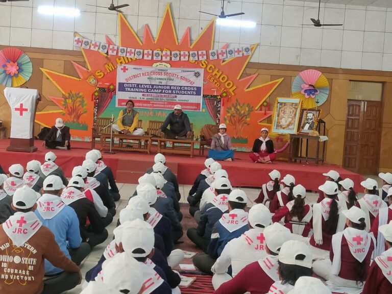 जूनियर रेडक्रॉस प्रशिक्षण शिविर में छात्र योग अभ्यास करते हुए