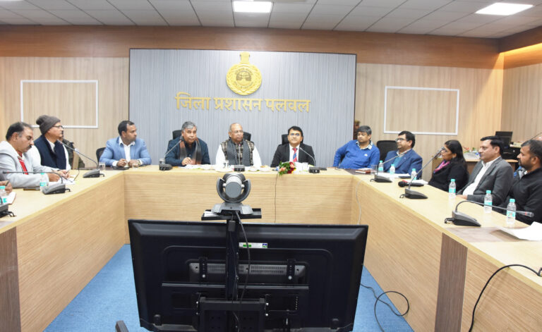 पलवल में गोवंश संरक्षण पर बैठक लेते श्रवण कुमार गर्ग