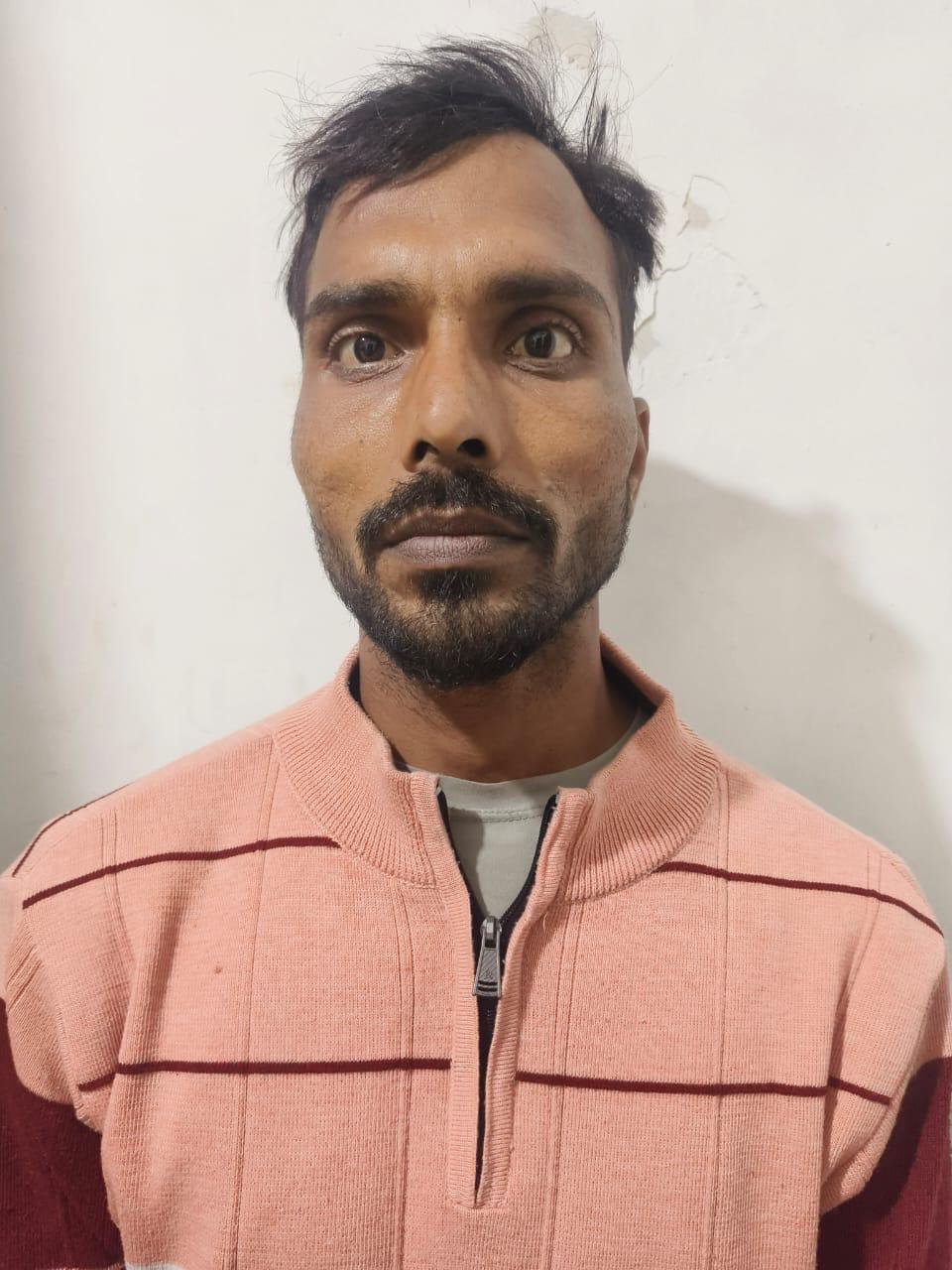 गाड़ी और पुलिस के साथ बरामदगी का दृश्य