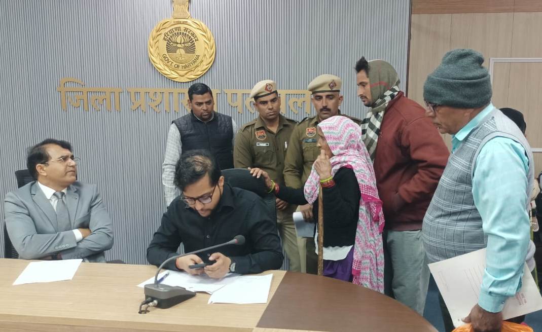 समाधान शिविर में डीसी पलवल द्वारा नागरिकों की समस्याओं की सुनवाई का दृश्य।