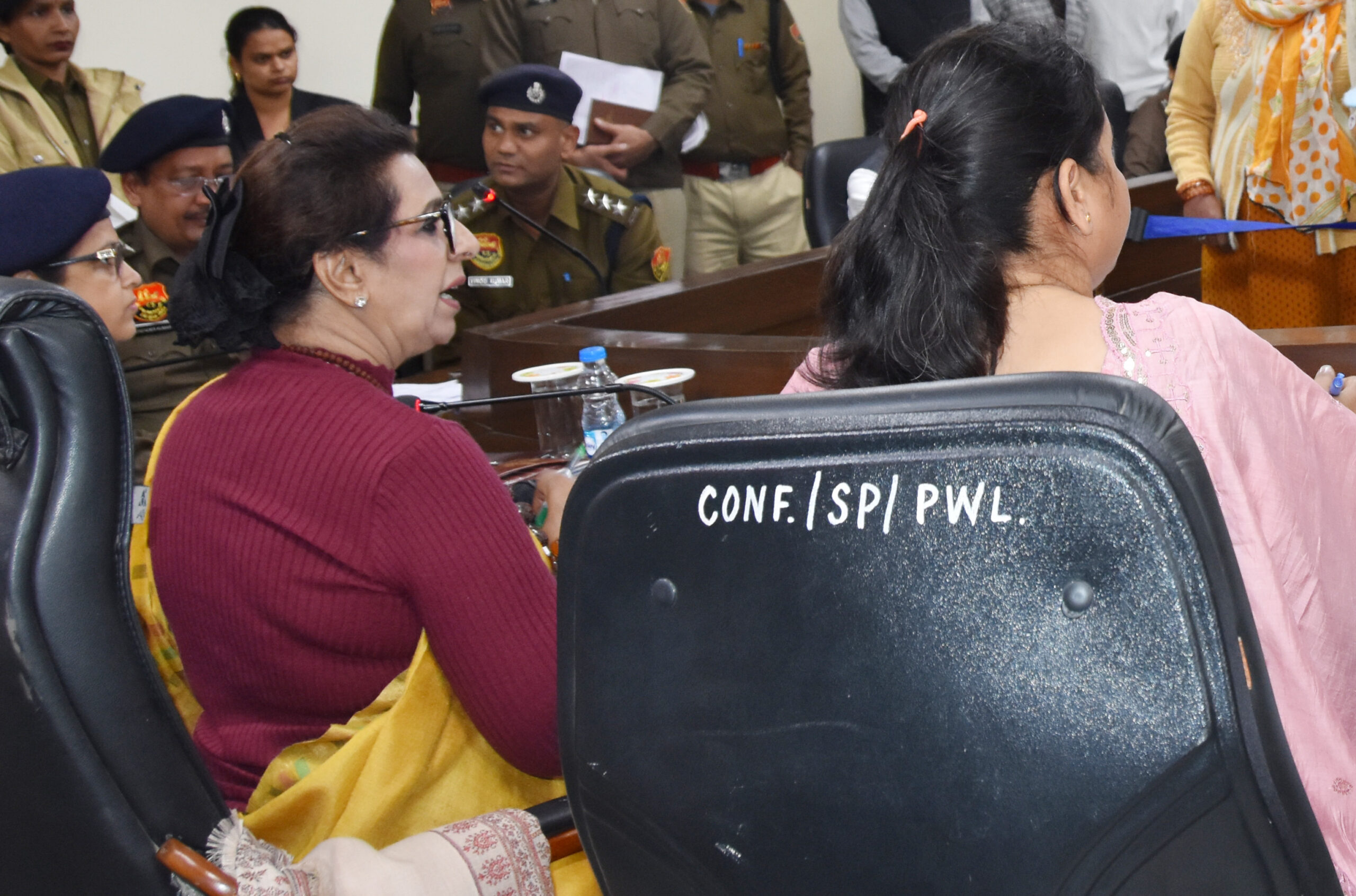 पलवल में महिला आयोग की बैठक के दौरान रेनू भाटिया