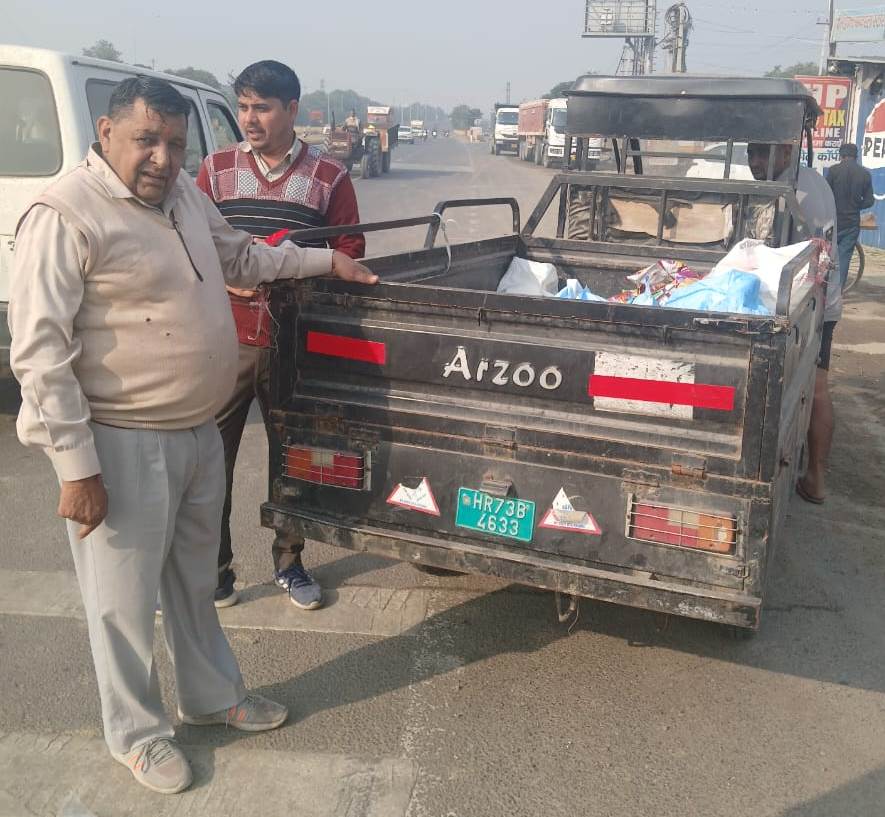 पलवल में सड़क सुरक्षा अभियान के तहत रिफ्लेक्टर टेप लगाते अधिकारी