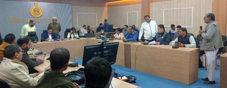 पलवल में आयोजित समाधान शिविर में शिकायतें सुनते नगराधीश