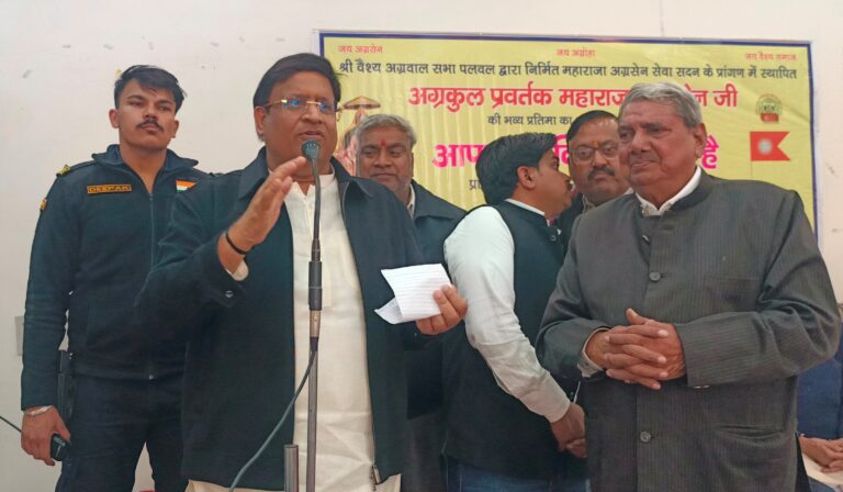 पलवल में महाराजा अग्रसेन की प्रतिमा का अनावरण करते मंत्री विपुल गोयल