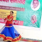 अनु वत्स पलवल बाल महोत्सव में बच्चों को प्रोत्साहित करती हुईं