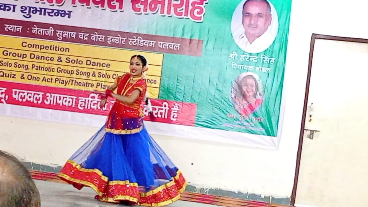 अनु वत्स पलवल बाल महोत्सव में बच्चों को प्रोत्साहित करती हुईं