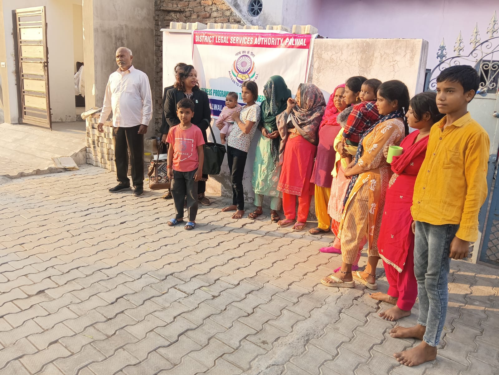 पलवल में बाल विवाह मुक्त भारत अभियान के तहत बच्चों को जागरूक करते अधिकारी