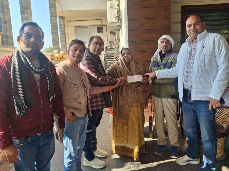 पलवल में किसानों और मजदूरों को आर्थिक सहायता के चेक वितरित होते हुए
