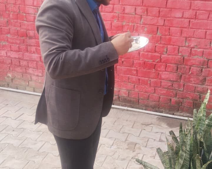 एसडीएम अप्रतिम सिंह हथीन में आंगनबाड़ी केंद्र का निरीक्षण करते हुए