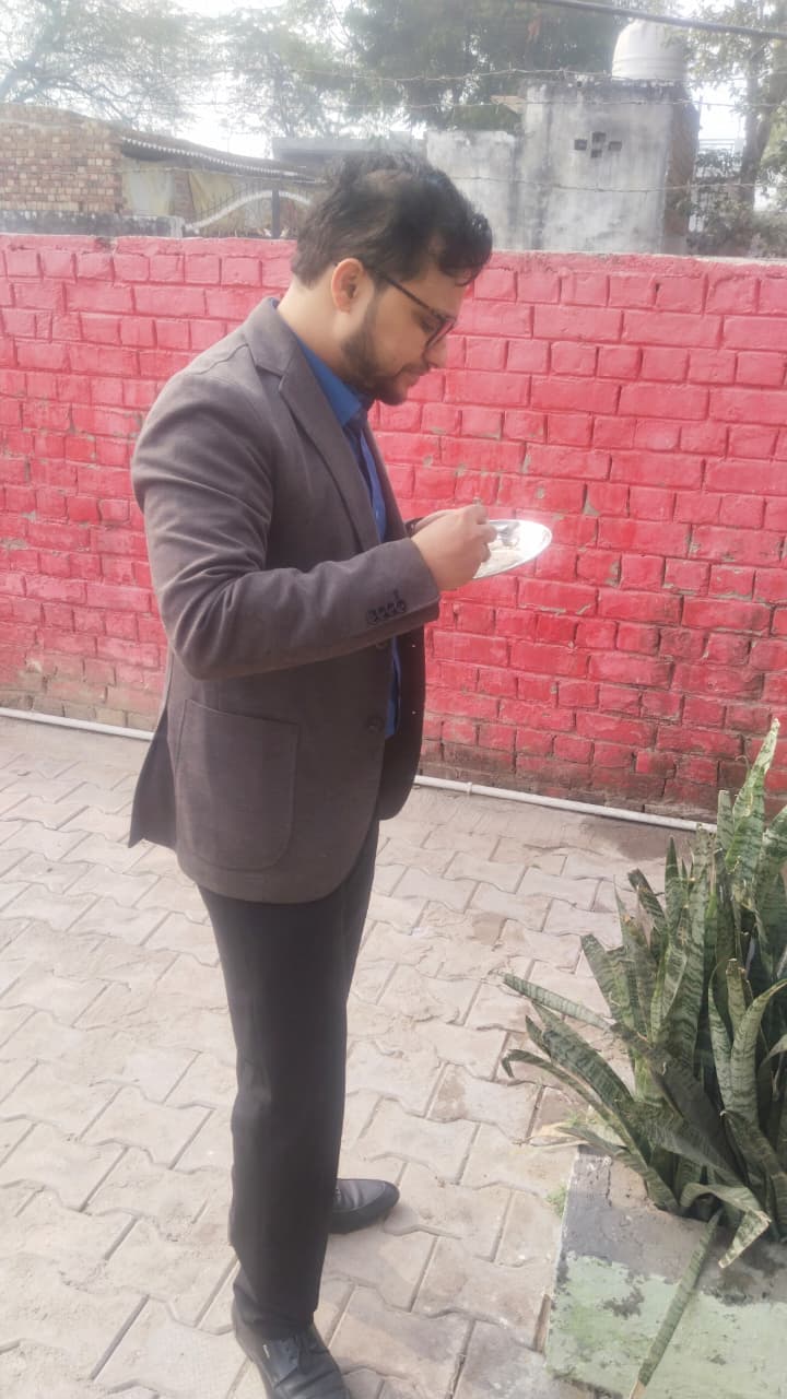 एसडीएम अप्रतिम सिंह हथीन में आंगनबाड़ी केंद्र का निरीक्षण करते हुए