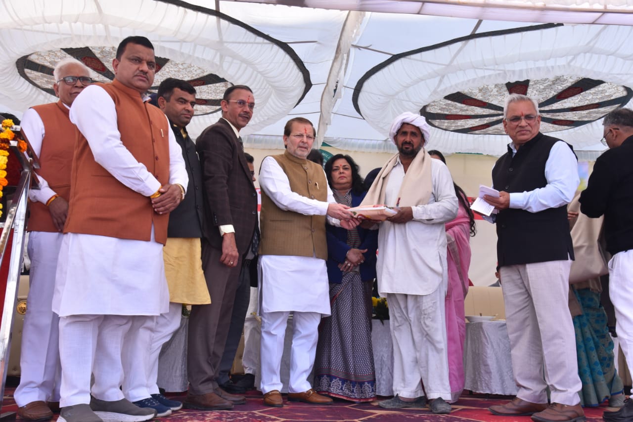 गोहाना चीनी मिल में सहकारिता मंत्री द्वारा पेराई सत्र का उद्घाटन