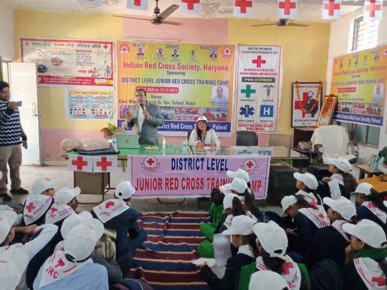 होडल में आयोजित जूनियर रेडक्रॉस प्रशिक्षण शिविर में प्रतिभागियों को प्राथमिक उपचार सिखाते प्रशिक्षक।