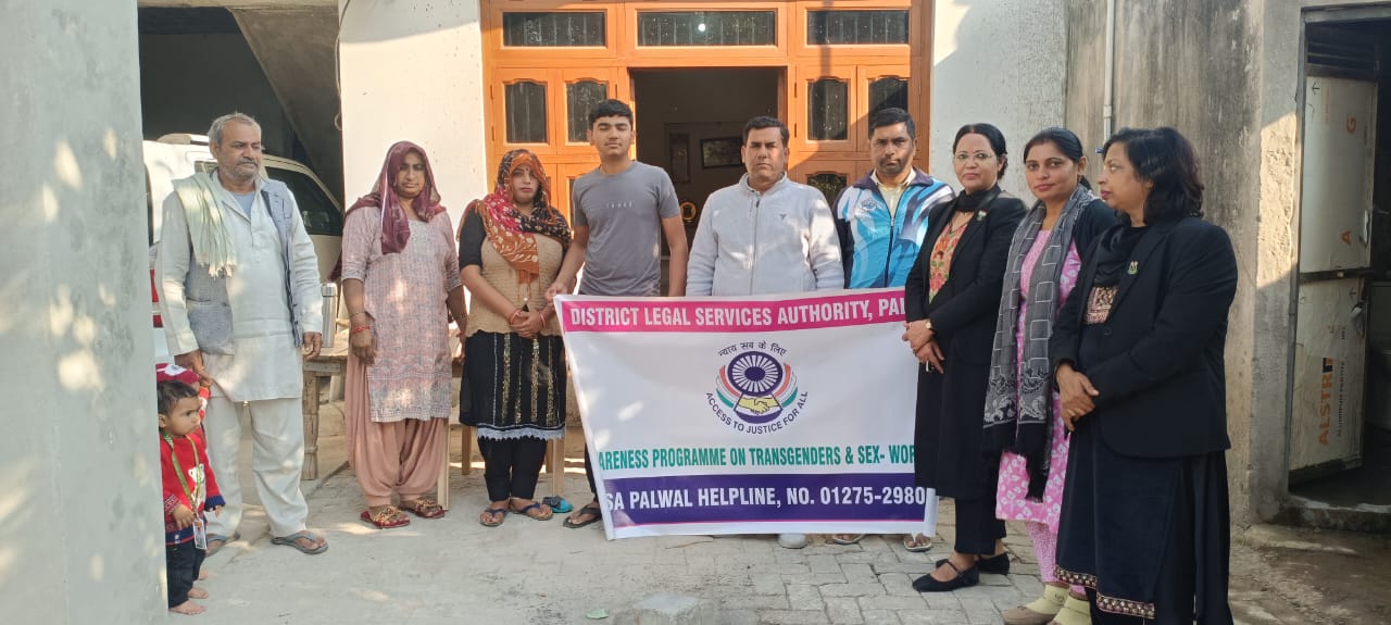 रहीमपुर में DLSA पलवल द्वारा आयोजित कानूनी जागरूकता शिविर में ग्रामीणों को जानकारी देते अधिवक्ता