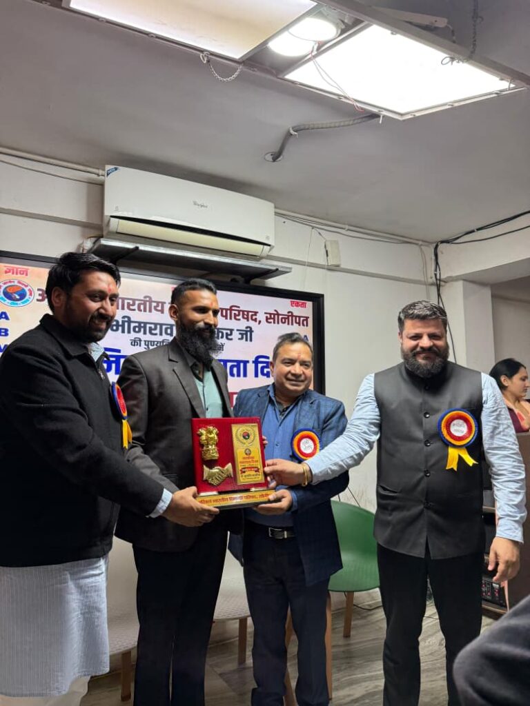 उपायुक्त सुशील सारवान अजय चौहान को सम्मानित करते हुए।