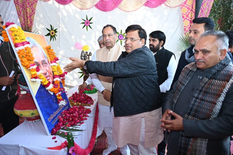 सुशासन दिवस समारोह में अटल बिहारी वाजपेयी को श्रद्धांजलि देते हुए मंत्री