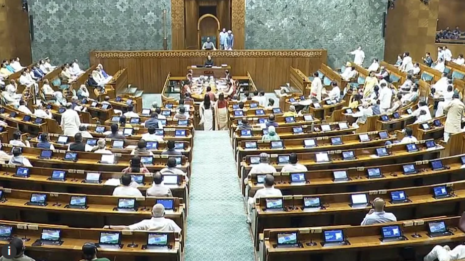 भारतीय संसद भवन का दृश्य, संसद सत्र 2025 का आरंभ।