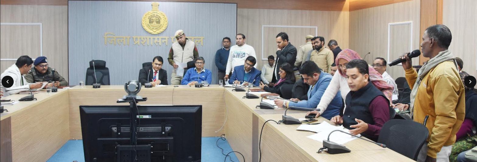 पलवल समाधान शिविर में आमजन की समस्याओं का समाधान करते डीसी हरीश कुमार वशिष्ठ