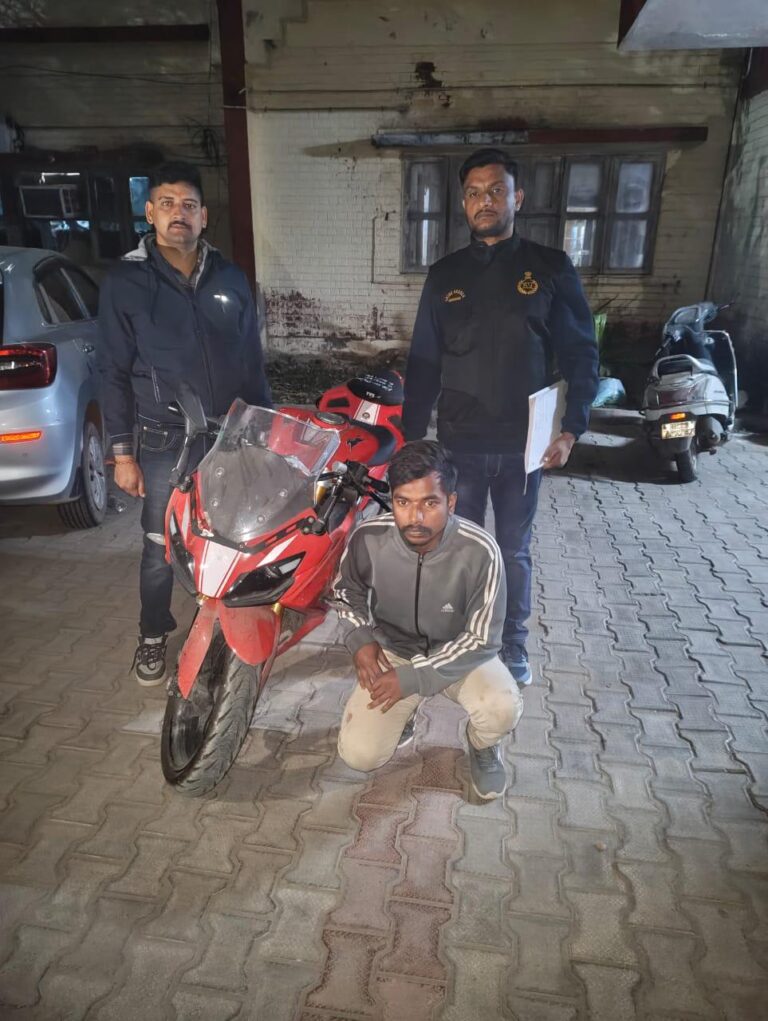 फरीदाबाद पुलिस द्वारा वाहन चोरों की गिरफ्तारी और बरामद मोटरसाइकिल।