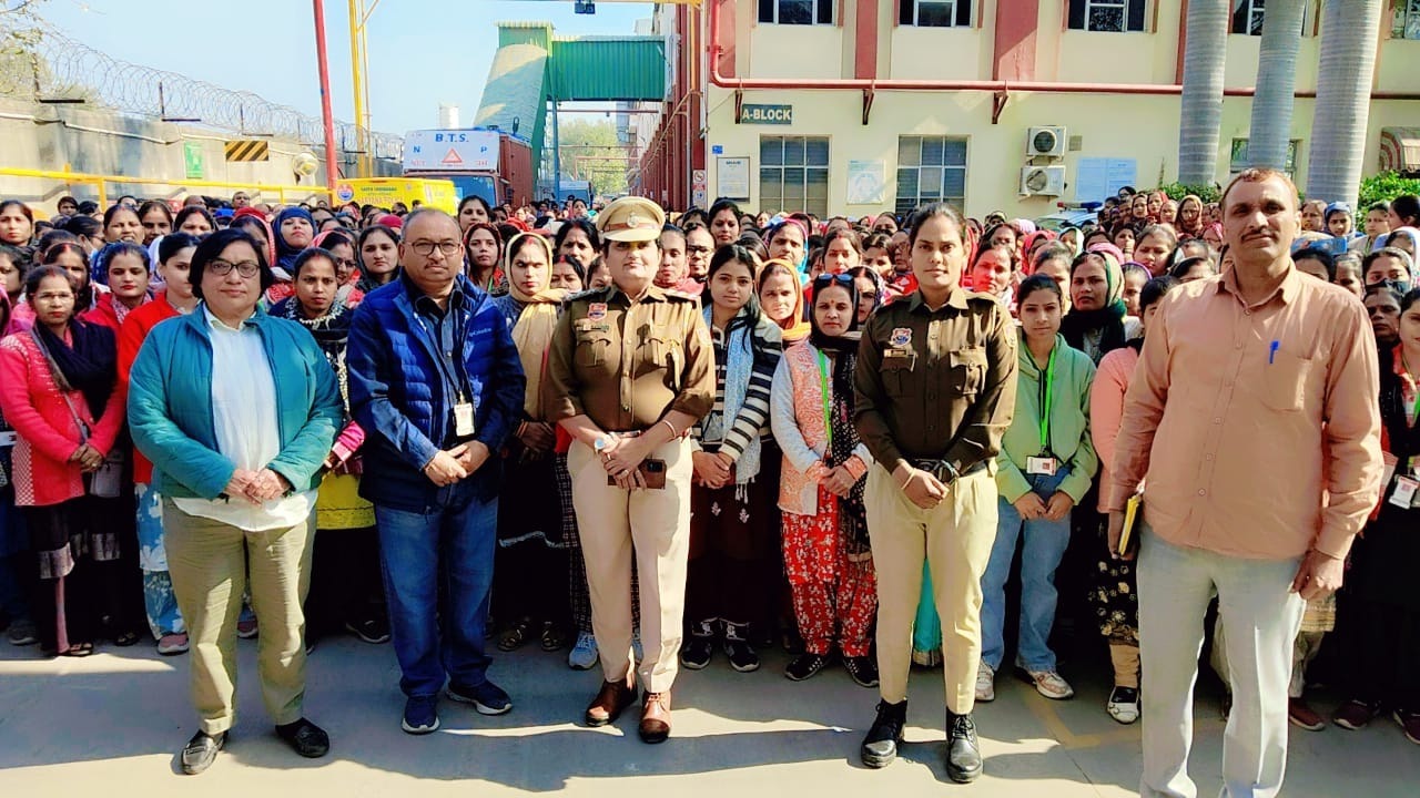 फरीदाबाद पुलिस द्वारा स्कूलों और सार्वजनिक स्थानों पर चलाए गए जागरूकता कार्यक्रम की तस्वीर।