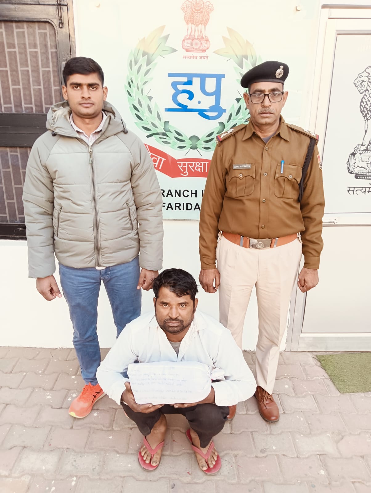 फरीदाबाद पुलिस की छापेमारी और बरामदगी की तस्वीर