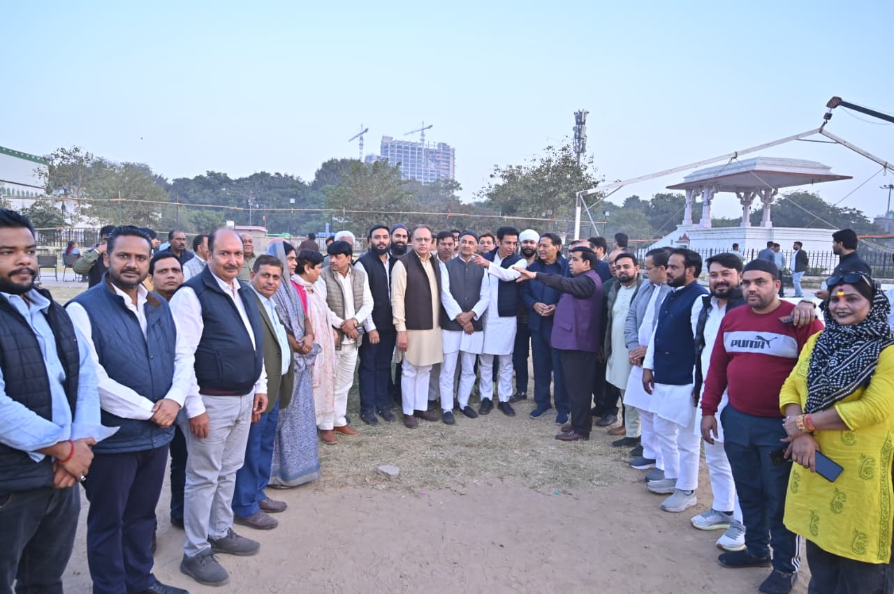 देवेन्द्र यादव रामलीला मैदान में रैली तैयारियों का निरीक्षण करते हुए कांग्रेस नेताओं के साथ