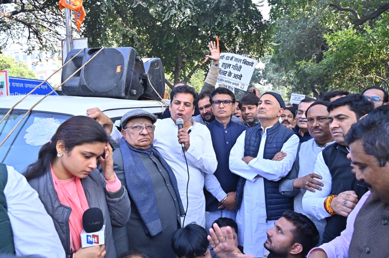 दिल्ली कांग्रेस कार्यकर्ता भाजपा मुख्यालय प्रदर्शन