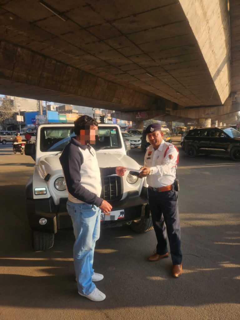 फरीदाबाद ट्रैफिक पुलिस द्वारा नियम उल्लंघन पर चालान