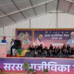 फरीदाबाद ट्रैफिक पुलिस द्वारा वाहनों पर रिफ्लेक्टर टेप लगाते हुए अधिकारी