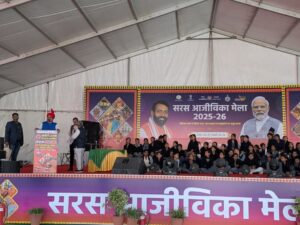 फरीदाबाद ट्रैफिक पुलिस द्वारा वाहनों पर रिफ्लेक्टर टेप लगाते हुए अधिकारी