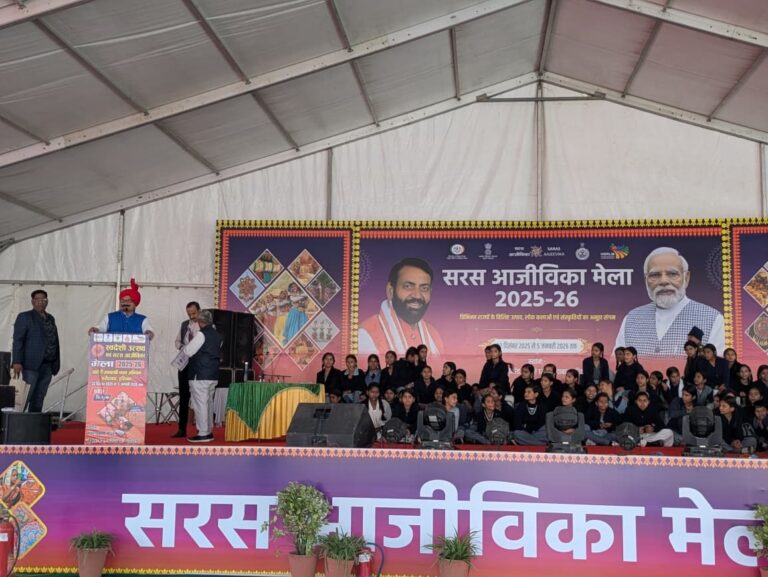 फरीदाबाद ट्रैफिक पुलिस द्वारा वाहनों पर रिफ्लेक्टर टेप लगाते हुए अधिकारी