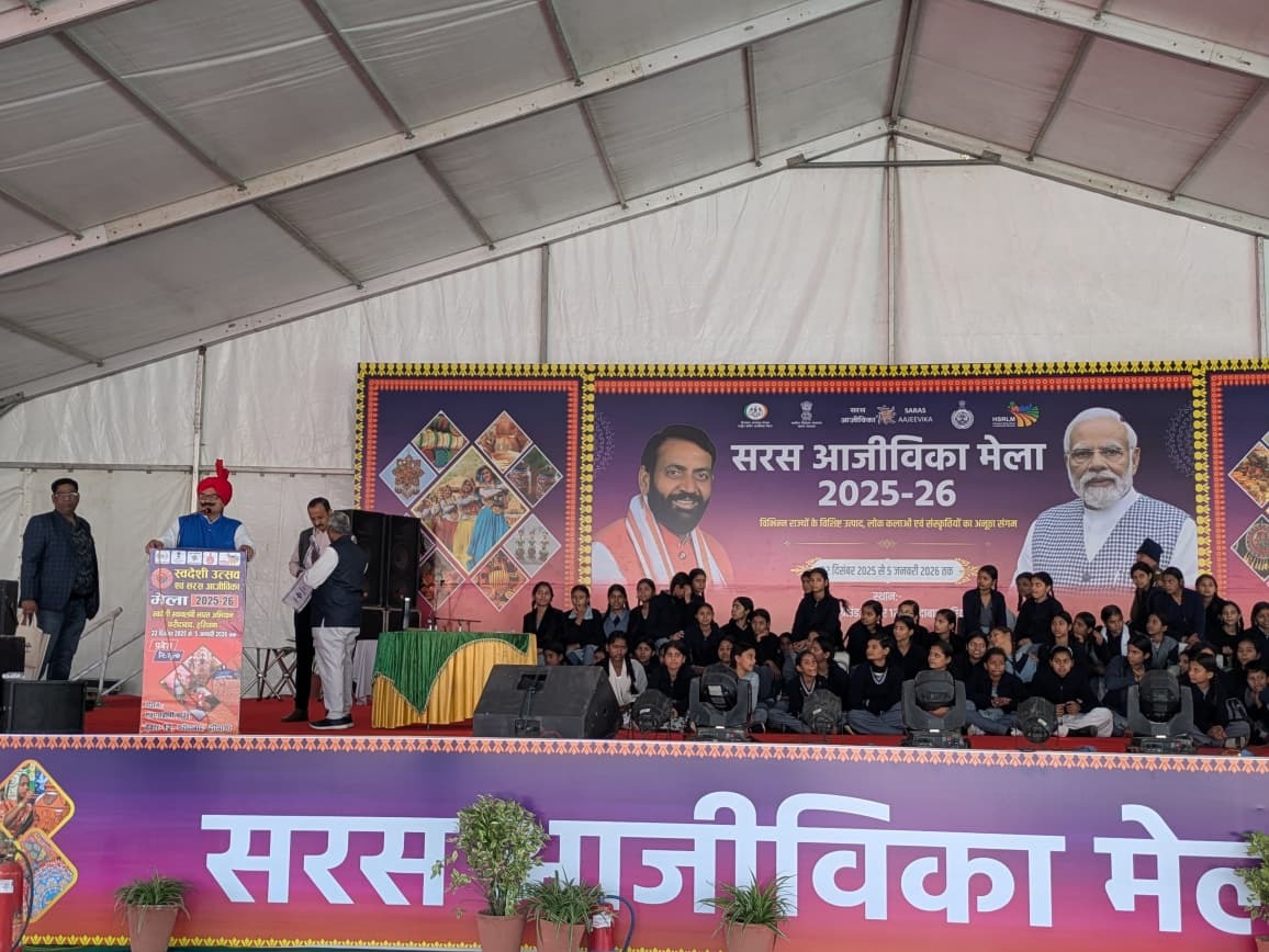 फरीदाबाद ट्रैफिक पुलिस द्वारा वाहनों पर रिफ्लेक्टर टेप लगाते हुए अधिकारी