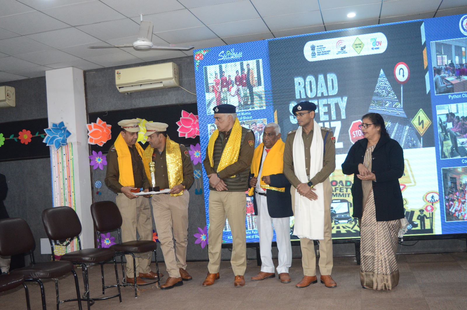 फरीदाबाद सड़क सुरक्षा क्विज प्रतियोगिता में भाग लेते विद्यार्थी