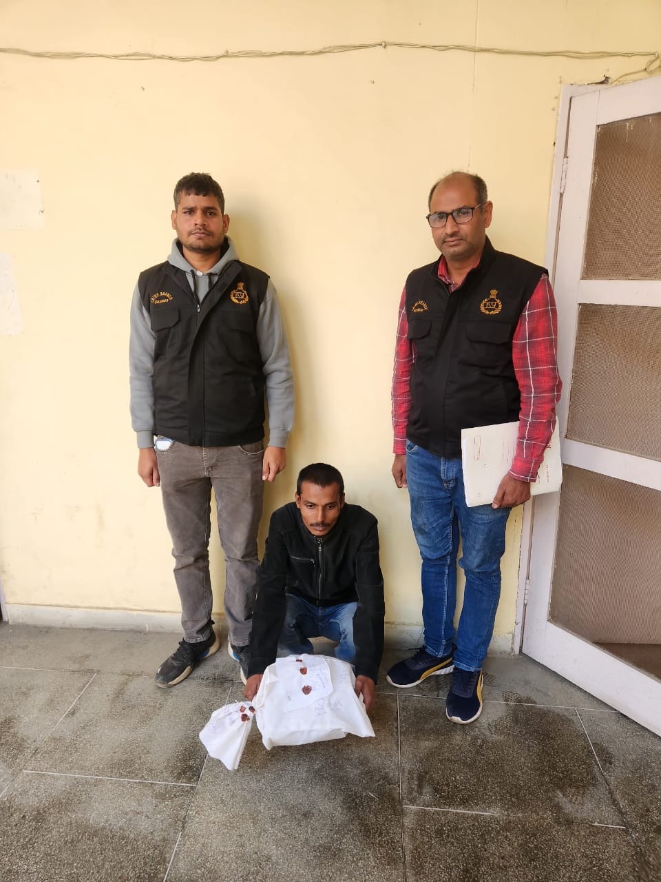 फरीदाबाद पुलिस द्वारा अवैध हथियार और गांजा बरामद