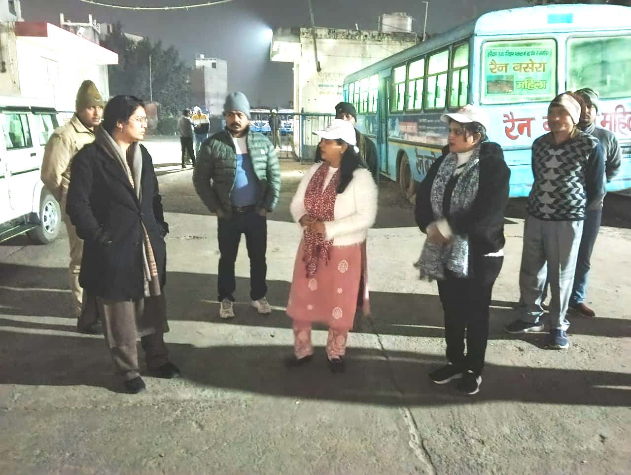 एसडीएम ज्योति रैन बसेरा निरीक्षण के दौरान कंबल बांटती हुई