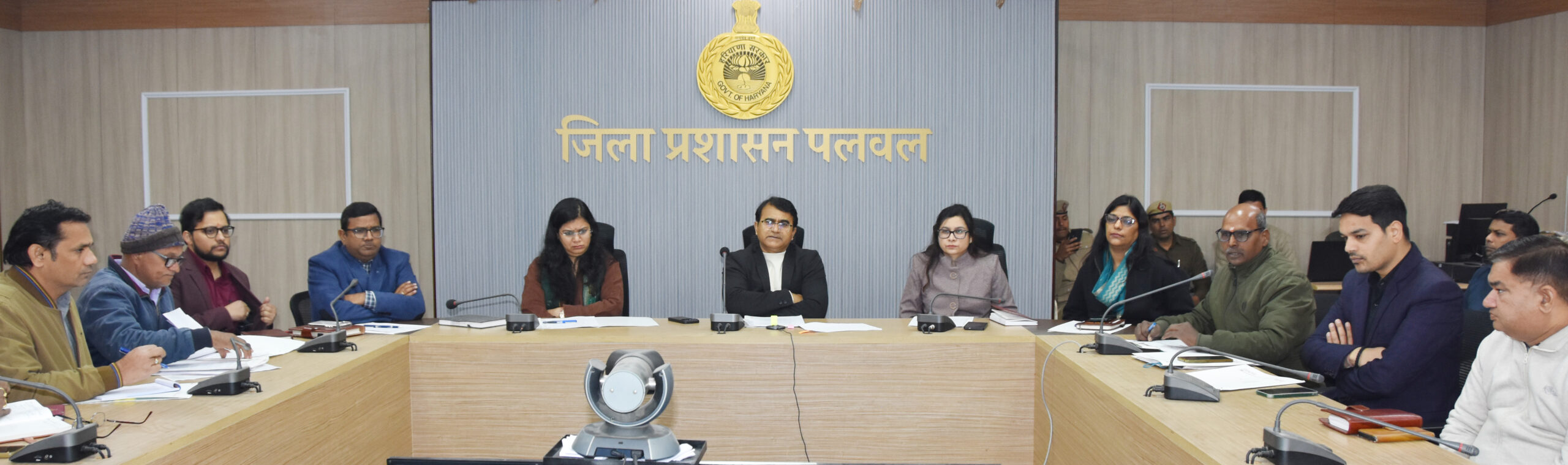 दयालु-टू योजना पर बैठक करते उपायुक्त पलवल