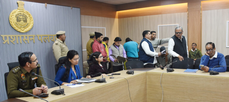 पलवल समाधान शिविर में एसडीएम ज्योति द्वारा जन शिकायत सुनते हुए