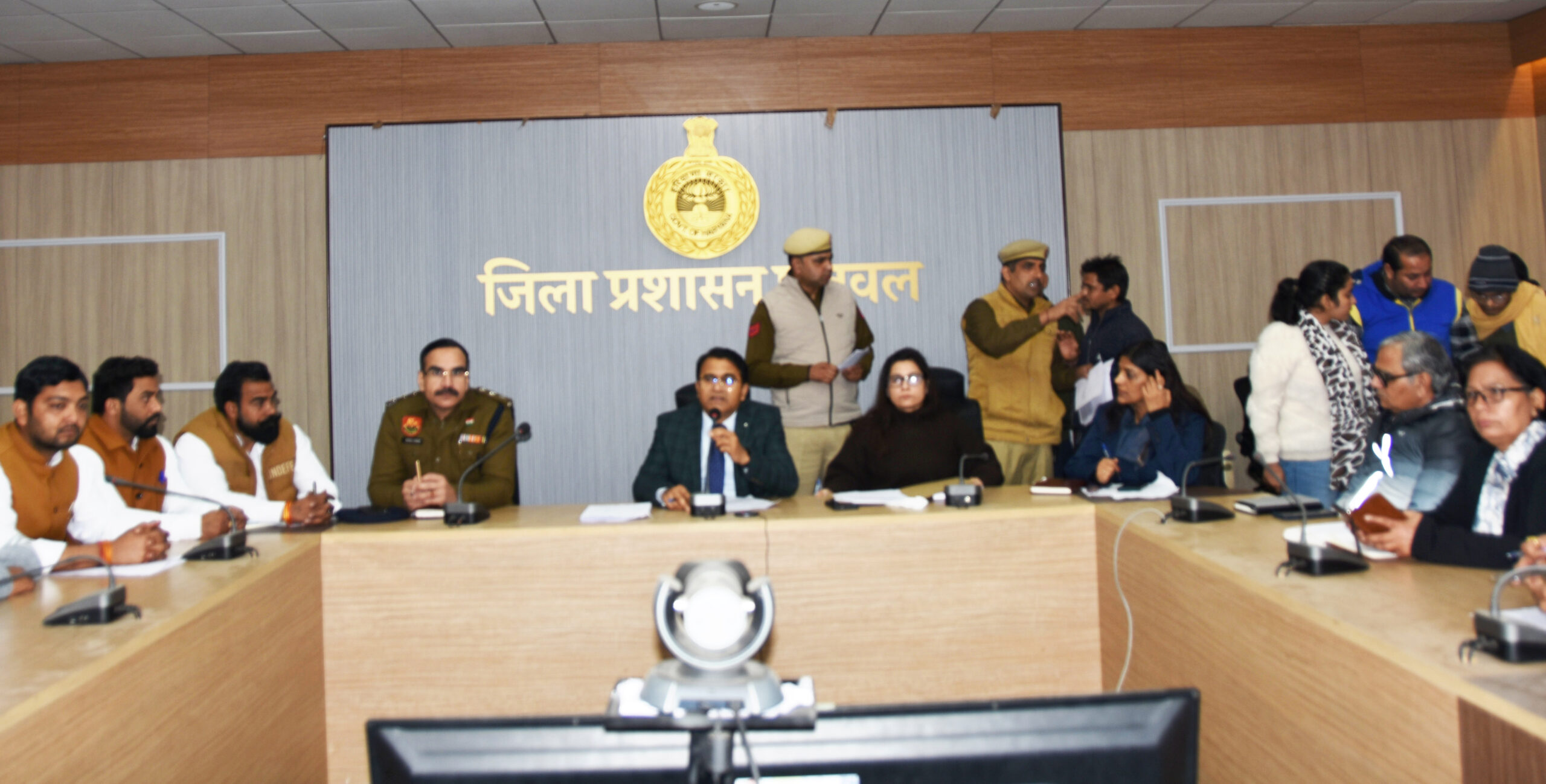 पलवल जिला सचिवालय में आयोजित समाधान शिविर में अधिकारी