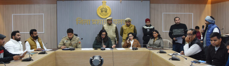 पलवल समाधान शिविर में वृद्धावस्था पेंशन पर चर्चा