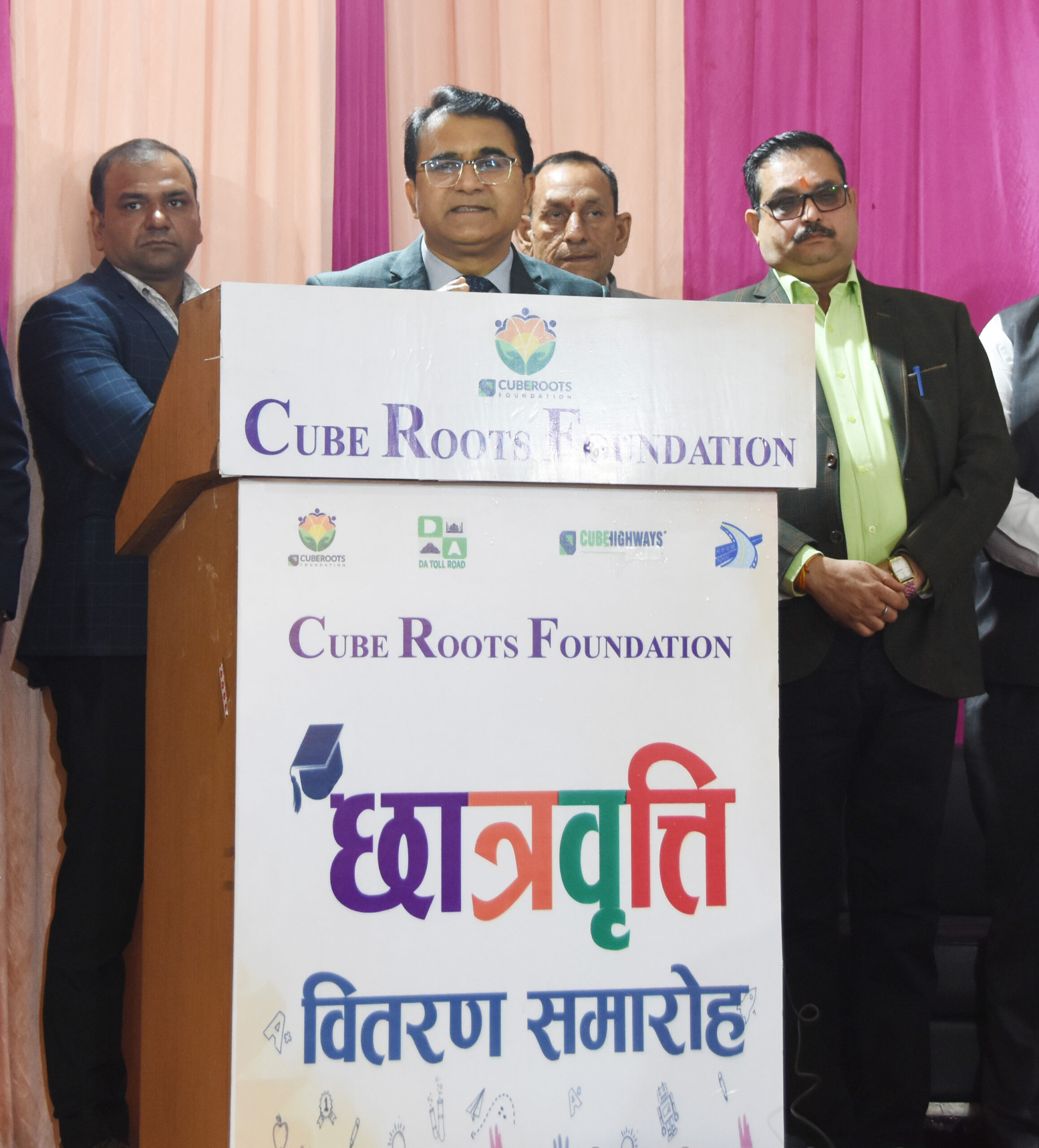 पलवल में सड़क सुरक्षा को लेकर छात्रों को जागरूक करते उपायुक्त