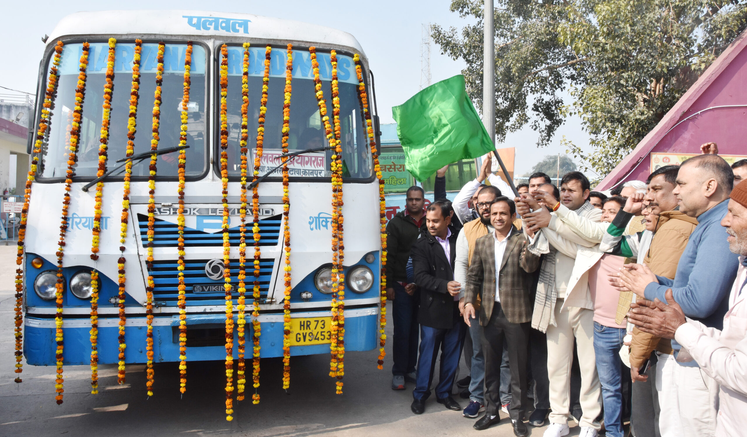 पलवल से प्रयागराज माघ मेला के लिए रवाना होती स्पेशल बस