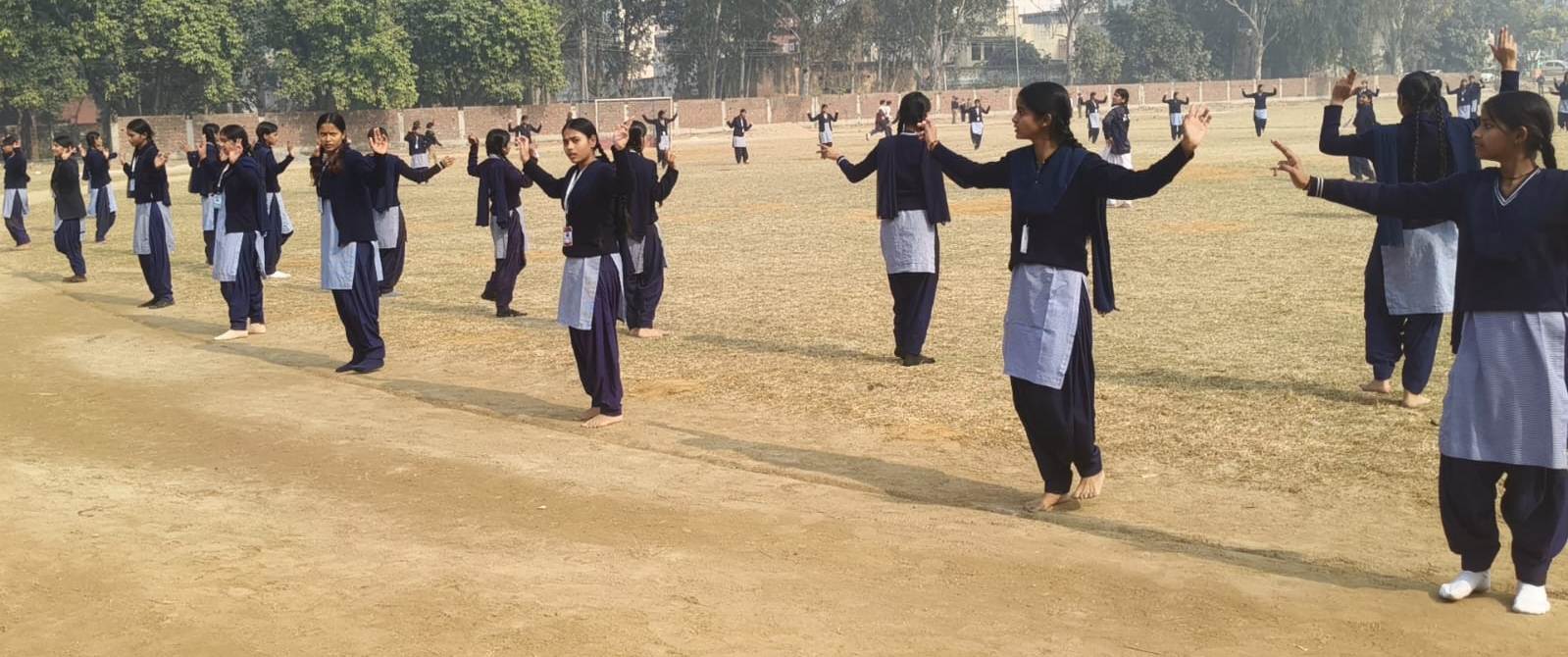 पलवल में गणतंत्र दिवस पूर्व अभ्यास करते छात्र