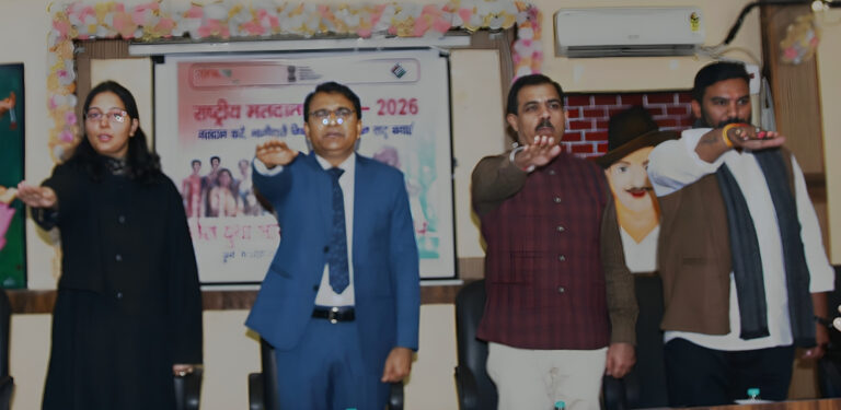 पलवल कॉलेज में युवा मतदाता जागरूकता कार्यक्रम के दौरान उपायुक्त