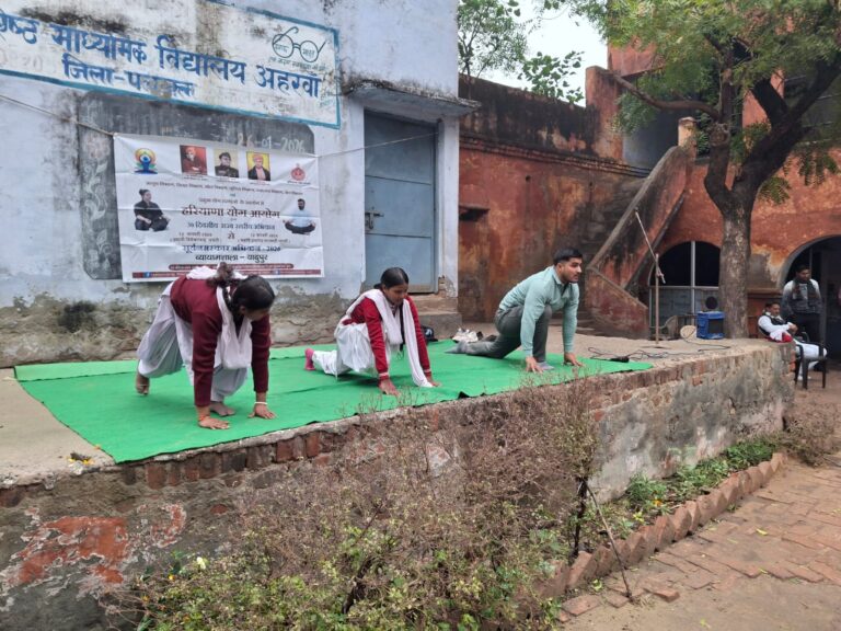 लघु सचिवालय पलवल में सूर्य नमस्कार का अभ्यास करते कर्मचारी