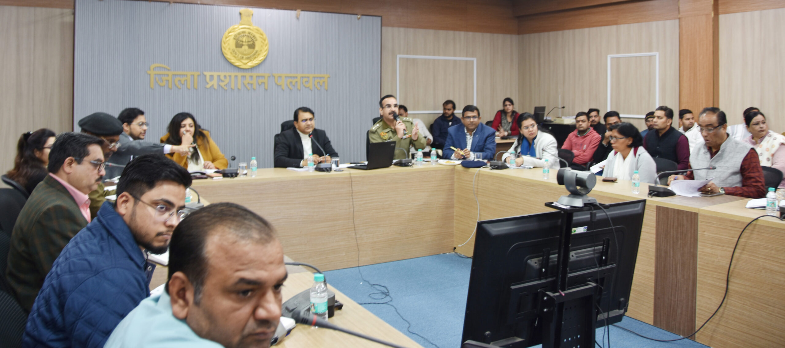 उपायुक्त डा. हरीश कुमार वशिष्ठ समाधान शिविर की समीक्षा करते हुए