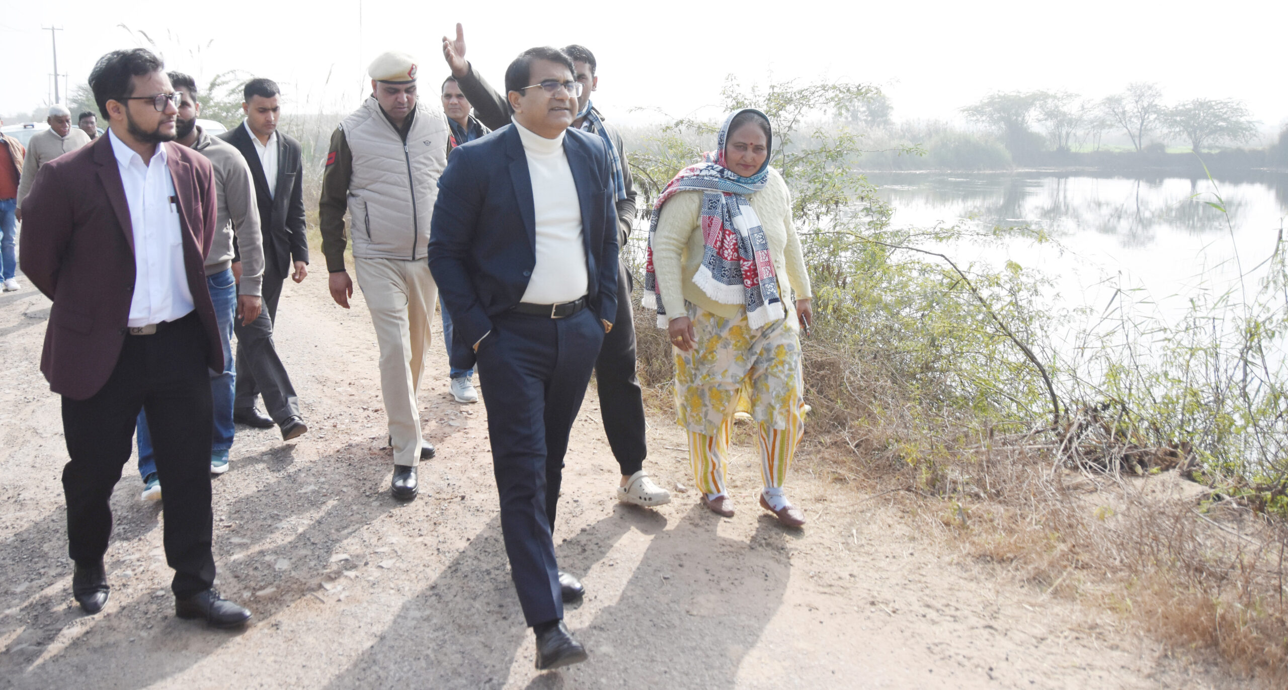 मंडकोला में जलभराव समस्या पर उपायुक्त द्वारा किया गया निरीक्षण